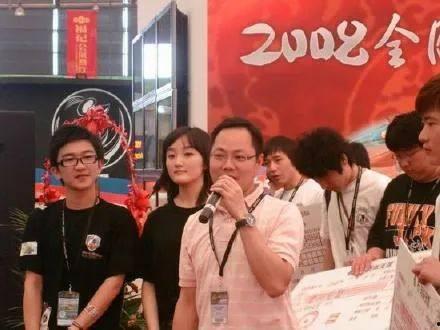 两男的一起吃娱乐圈的瓜,两男共品娱乐风云录